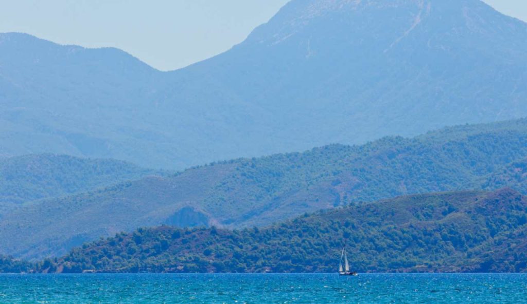 Illustrazione tra mare e montagna (Canva FOTO) - marinecue.it