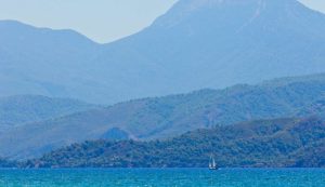 Illustrazione tra mare e montagna (Canva FOTO) - marinecue.it
