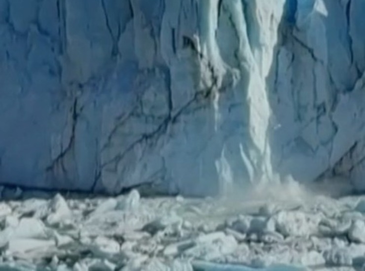 La caduta del ghiacciaio (greenpeacearg - instagram screenshot) - www.marinecue.it