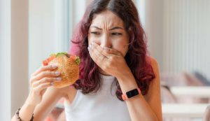 Donna che mangia panino
