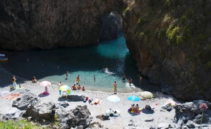 Spiaggia di Arcomagno (Depositphotos foto) - www.marinecue.it