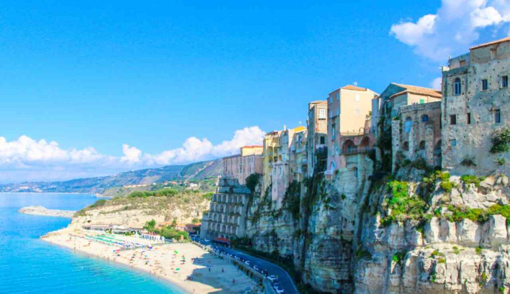 Un'illustrazione di Tropea Canva FOTO) - marinecue.it