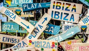Illustrazione dei cartelloni di Ibiza (Canva FOTO) - marinecue.it