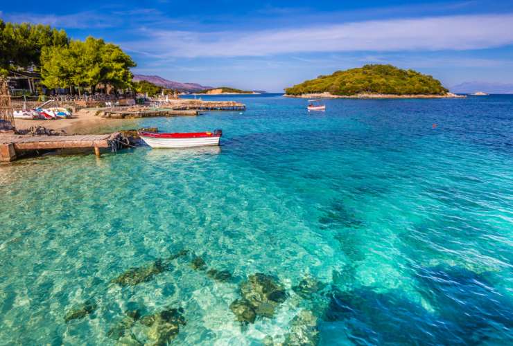 Illustrazione della costa di Ksamil in Albania (Canva FOTO) - marinecue.it