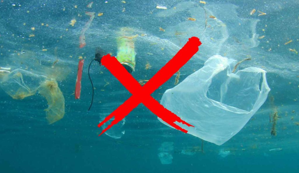Illustrazione della plastica in mare (Canva FOTO) - marinecue.it
