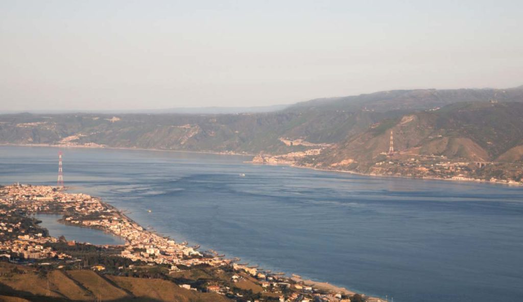 Illustrazione dello Stretto di Messina (Canva FOTO) - marinecue.it