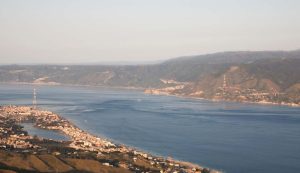 Illustrazione dello Stretto di Messina (Canva FOTO) - marinecue.it