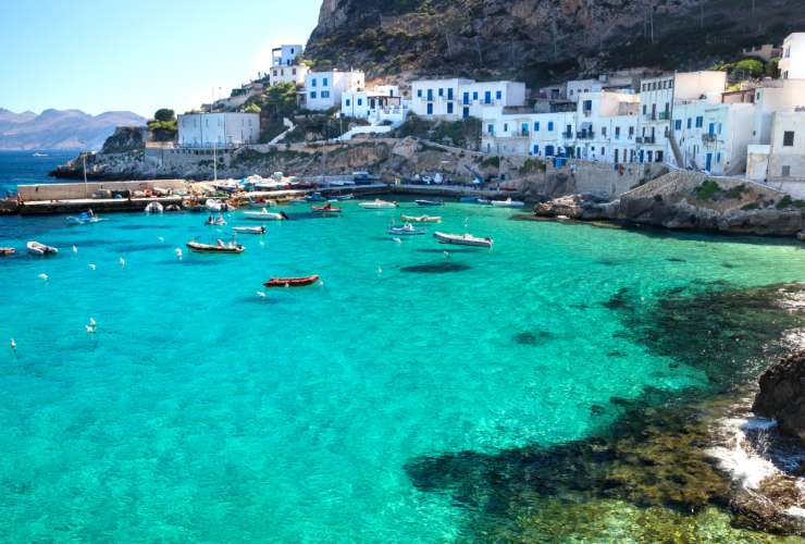 Illustrazione di Levanzo (Canva FOTO) - marinecue.it