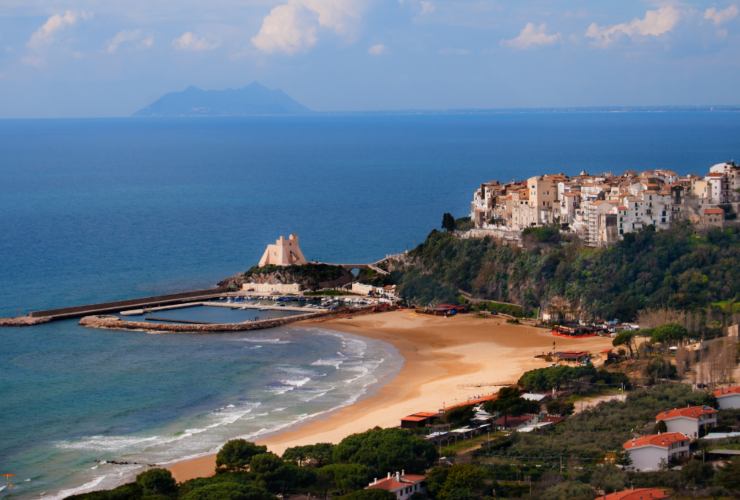 Illustrazione di Sperlonga (Canva FOTO) - marinecue.it