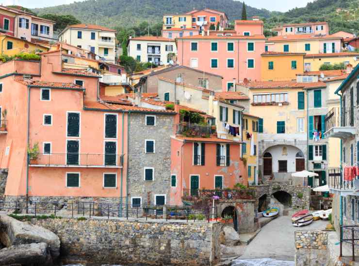Illustrazione di Tellaro (Canva FOTO) - marinecue.it