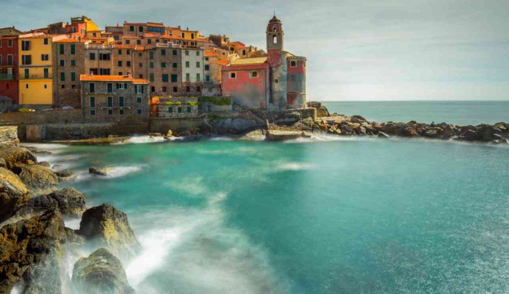 Illustrazione di Tellaro e del suo mare (Canva FOTO) - marinecue.it