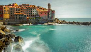 Illustrazione di Tellaro e del suo mare (Canva FOTO) - marinecue.it