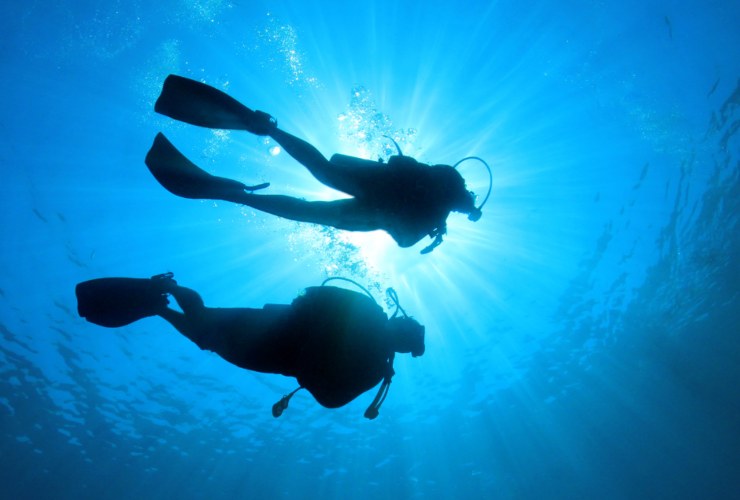Illustrazione di due subacquei (Canva FOTO) - marinecue.it