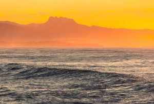 Illustrazione di un mare bollente (Canva FOTO) - marinecue.it