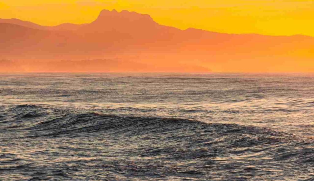 Illustrazione di un mare caldo (Canva FOTO) - marinecue.it