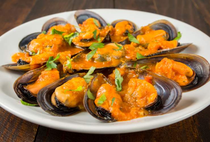 Illustrazione di un piatto di cozze (Canva FOTO) - marinecue.it