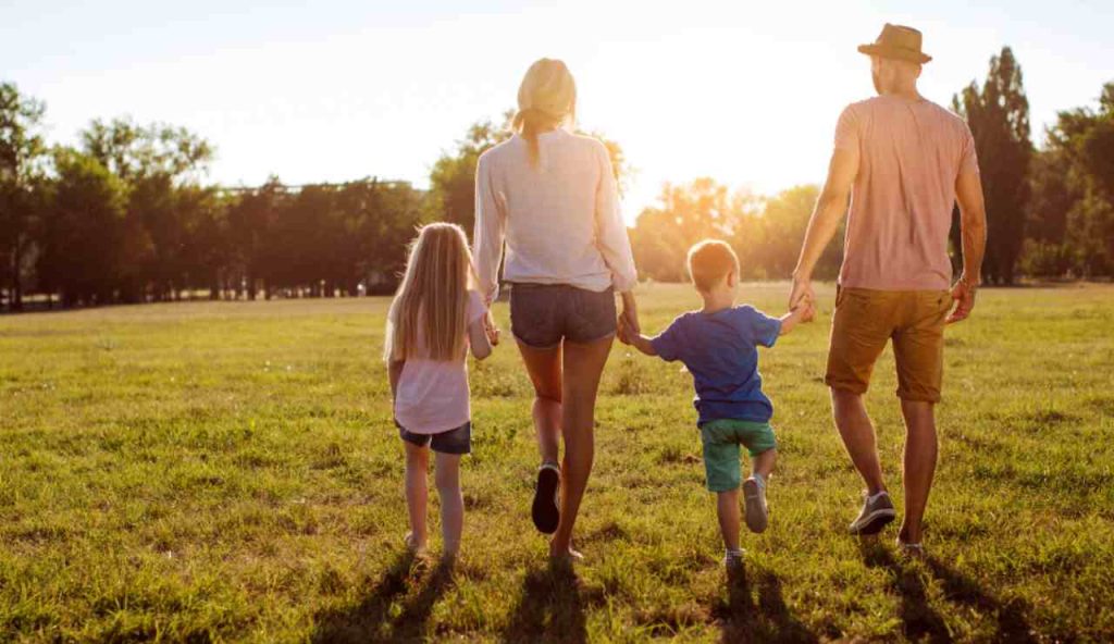 Illustrazione di una famiglia (Canva FOTO) - marinecue.it
