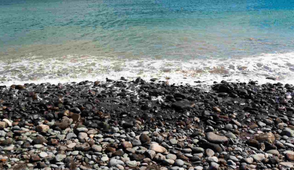 Illustrazione di una spiaggia vulcanica (Canva FOTO) - marinecue.it