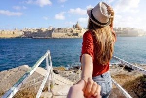 Ragazza a Malta di spalle