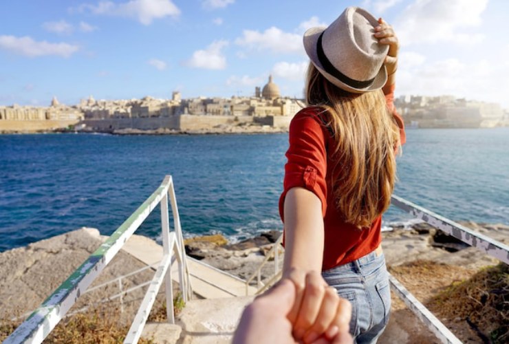 Ragazza a Malta di spalle