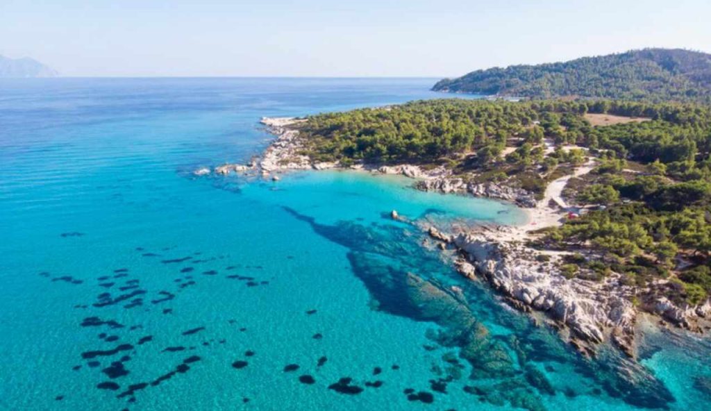 Questa spiaggia è a numero chiuso | Se riesci ad entrarci, le tenterai tutte per non andare va: il suo nome ricorda un dolce profumo