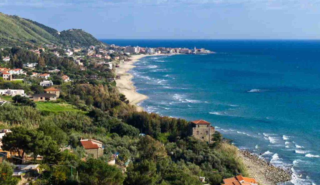 Illustrazione della costiera del Cilento (Canva FOTO) - marinecue.it