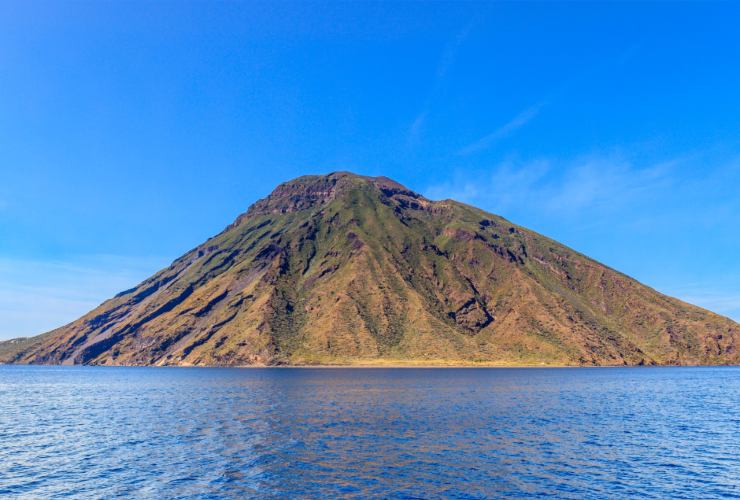 Illustrazione di Stromboli (Canva FOTO) - marinecue.it