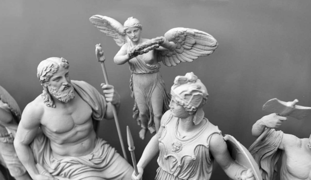 Illustrazione di alcune statue (Canva FOTO) - marinecue.it