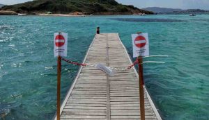 Illustrazione di un divieto a mare (Canva FOTO) - marinecue.it