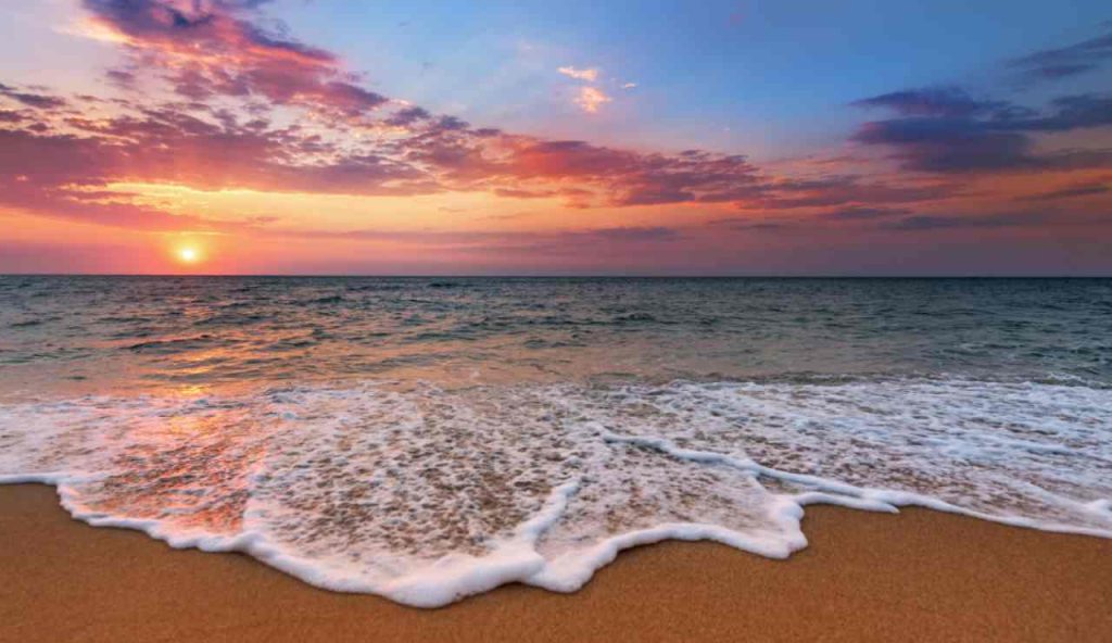 Illustrazione di un mare blu (Canva FOTO) - marinecue.it
