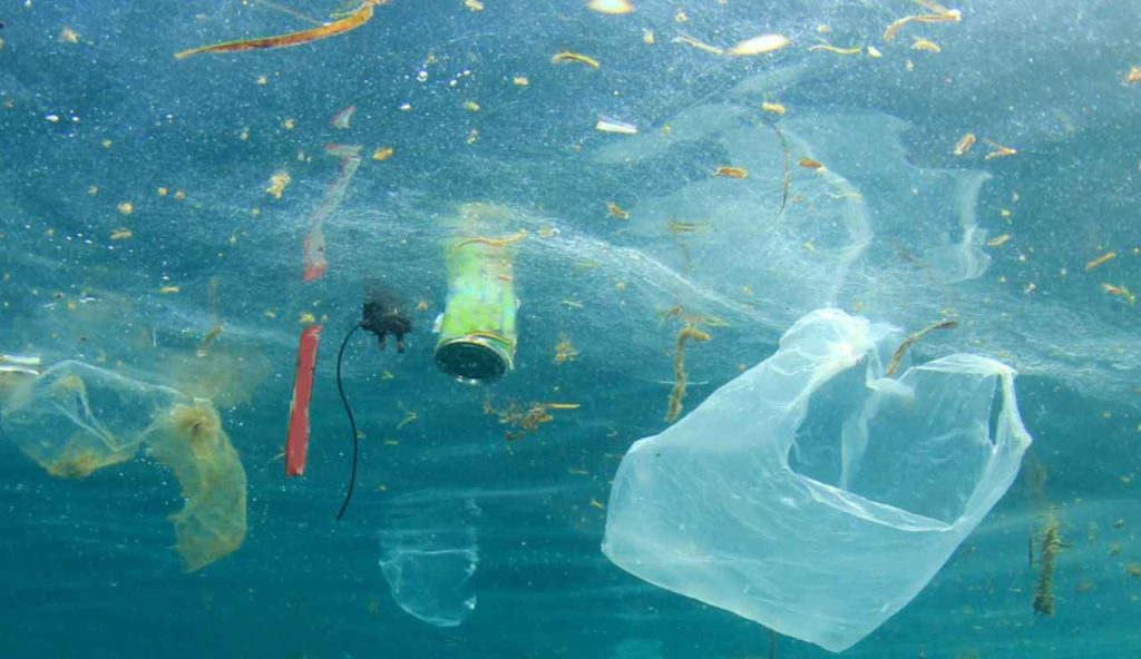 Illustrazione di un mare inquinato (Canva FOTO) - marinecue.it