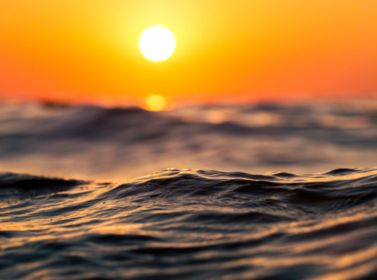 Illustrazione di un mare molto caldo (Canva FOTO) - marinecue.it