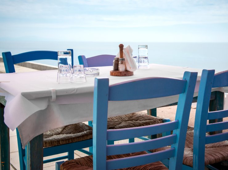 Illustrazione di un tavolo (Canva FOTO) - marinecue.it