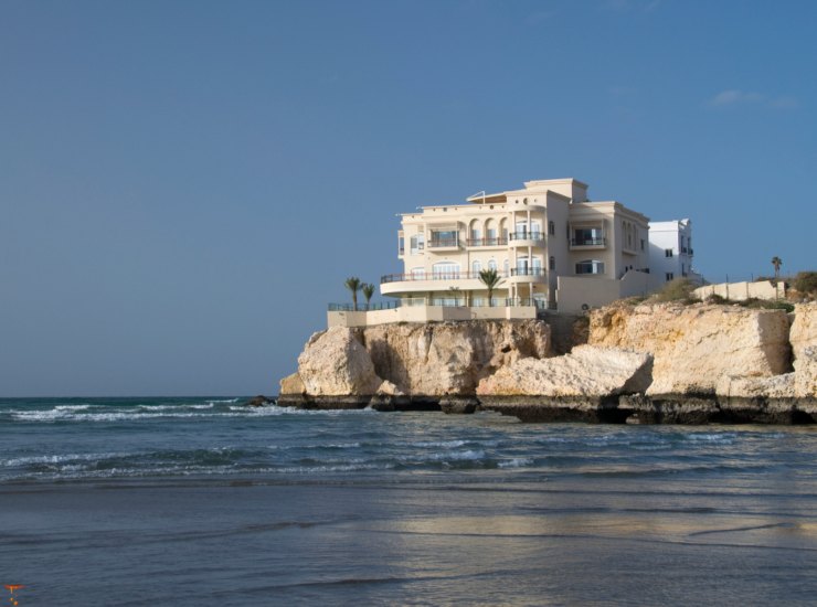 Illustrazione di una casa sul mare (Canva FOTO) - marinecue.it