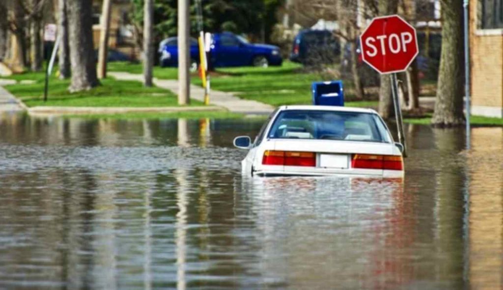 Auto in mezzo all'acqua (Depositphotos foto) - www.marinecue.it