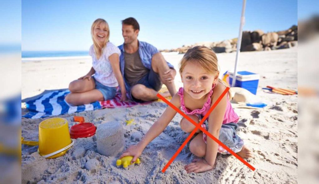 Famiglia con figlia in spiaggia