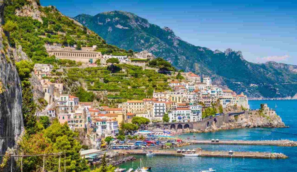 Illustrazione della Costiera Amalfitana (Canva FOTO) - marinecue.it