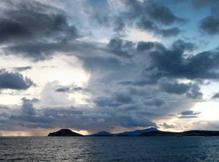 Illustrazione della caldera vista dal Golfo di Napoli (Canva FOTO) - marinecue.it