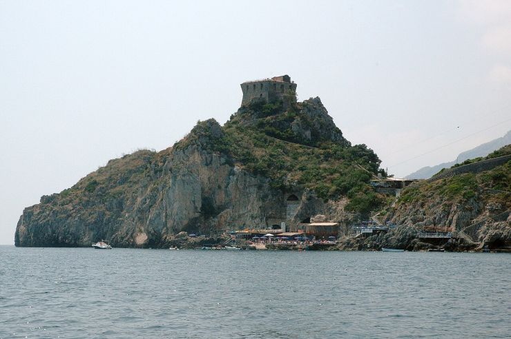 Illustrazione di Conca dei Marini (Wikimedia Commons DimiTalen FOTO) - marinecue.it