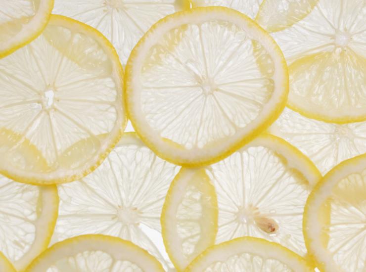 Illustrazione di frutta contenente la vitamina C (Canva FOTO) - marinecue.it