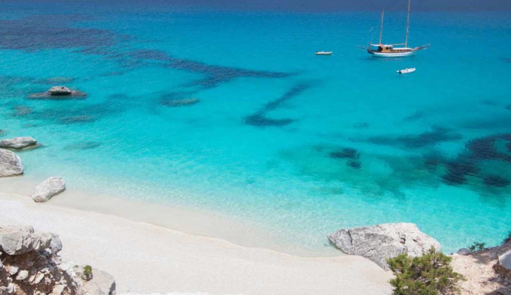 Illustrazione di una costa sarda (Canva FOTO) - marinecue.it