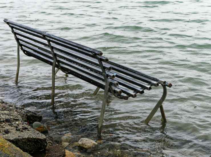 Illustrazione del mare che avanza (Canva FOTO) - marinecue.it