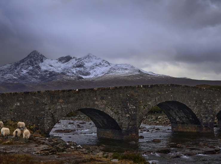 Illustrazione di Sligachan Old Bridge (Canva FOTO) - marinecue.it