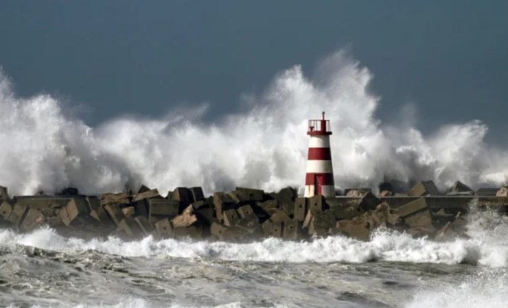 Tempesta con onde alte (Depositphotos foto) - www.marinecue.it