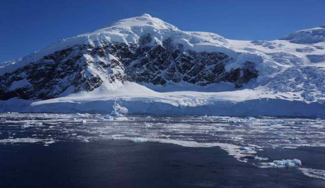 Montagne e ghiaccio antartico (Pixabay foto) - www.marinecue.it