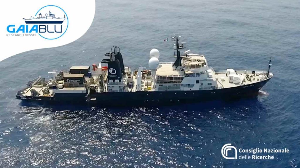 La nave Gaia Blu del CNR in Sardegna: missione scientifica per il monitoraggio dei rifiuti marini